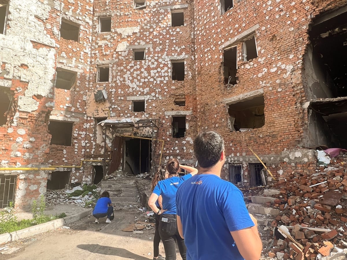 Испуганные и закаленные Холокостом, выжившие переживают его в раздираемой войной Украине