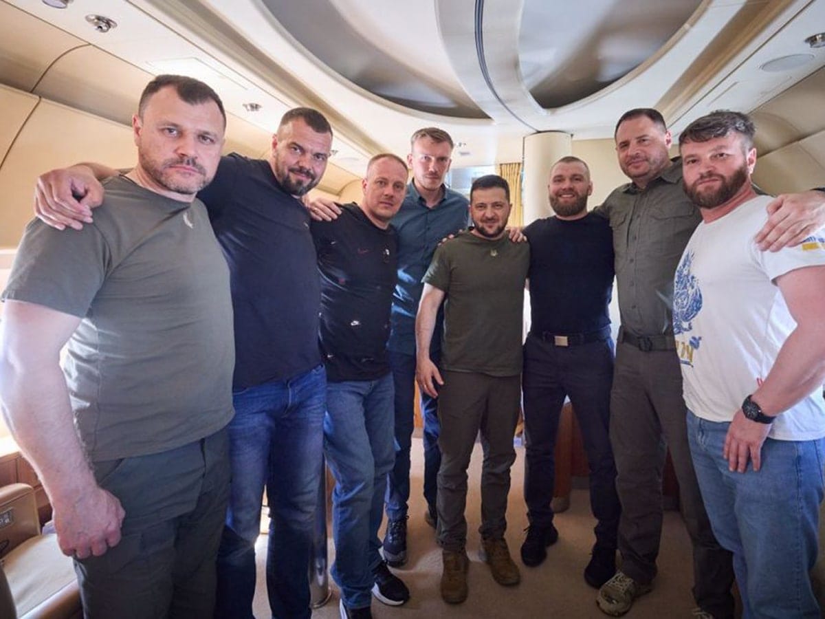 Эрдоган указал путину, где того место: Турция вернула защитников "Азовстали": они уезжают домой с Зеленским