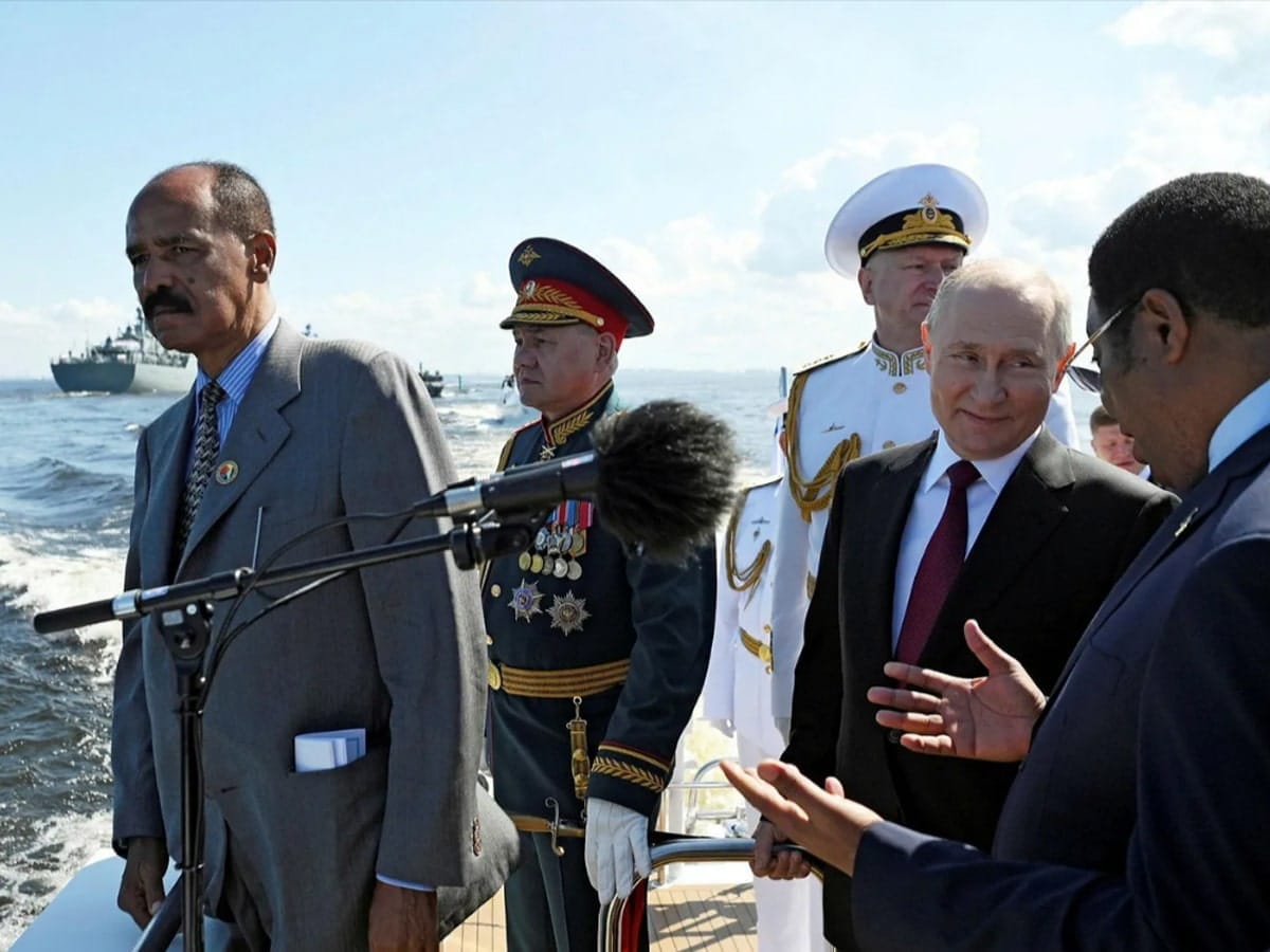 Президент России владимир путин (2-й справа), президент Эритреи Исайяс Афеворки (слева) и министр обороны России Сергей Шойгу (2-й слева) присутствуют на главном военно-морском параде, посвященном Дню ВМФ России, в Санкт-Петербурге, Россия, в июле.