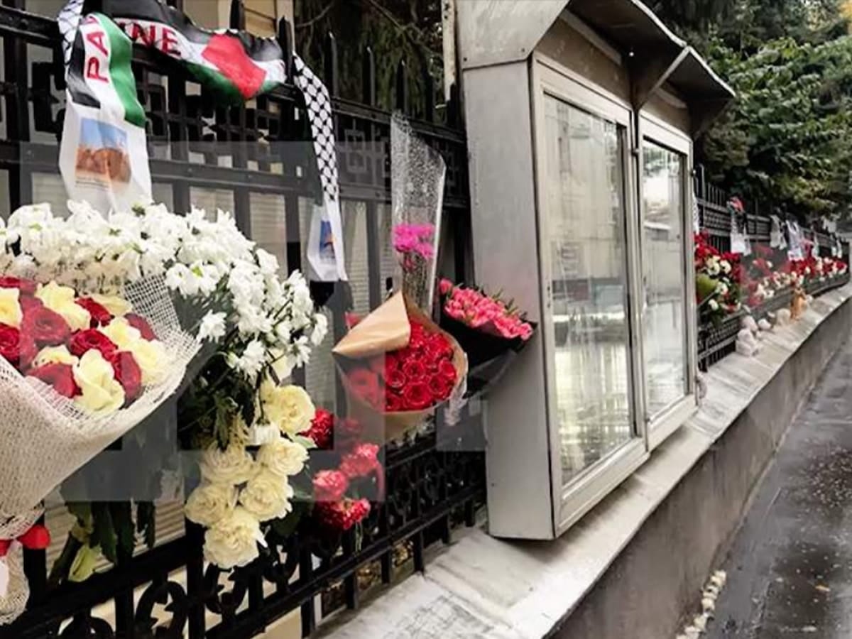 "Газа в наших сердцах": в Москве несут цветы и игрушки к посольству "Палестины" (видео)