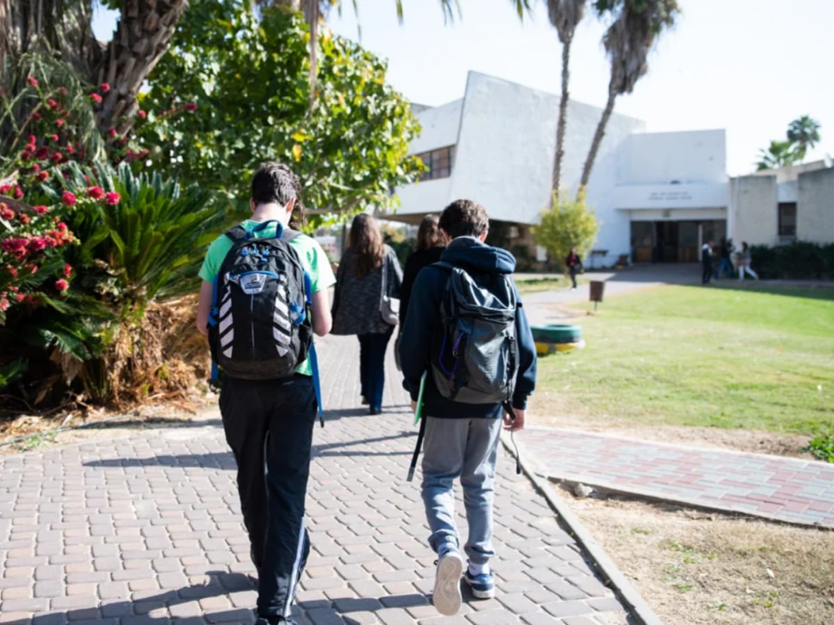 Эти украинские подростки искали убежища от войны в Израиле. Затем они были охвачены ужасами нападения ХАМАСа - репортаж CNN