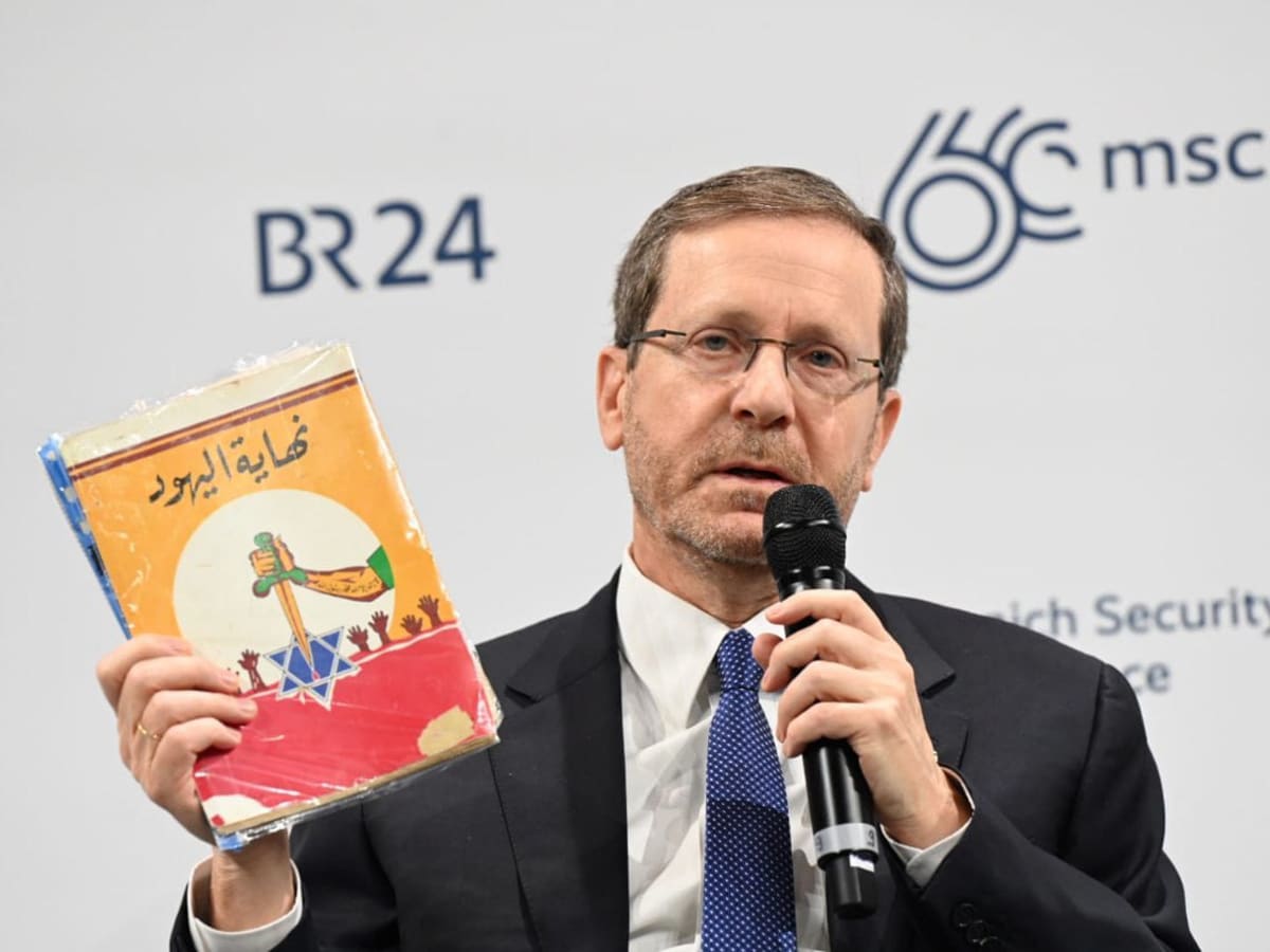 Президент Израиля Герцог в Мюнхене показал книгу "Конец евреев" найденную в резиденции террористов в Секторе Газа и написанную основателем ХАМАСа