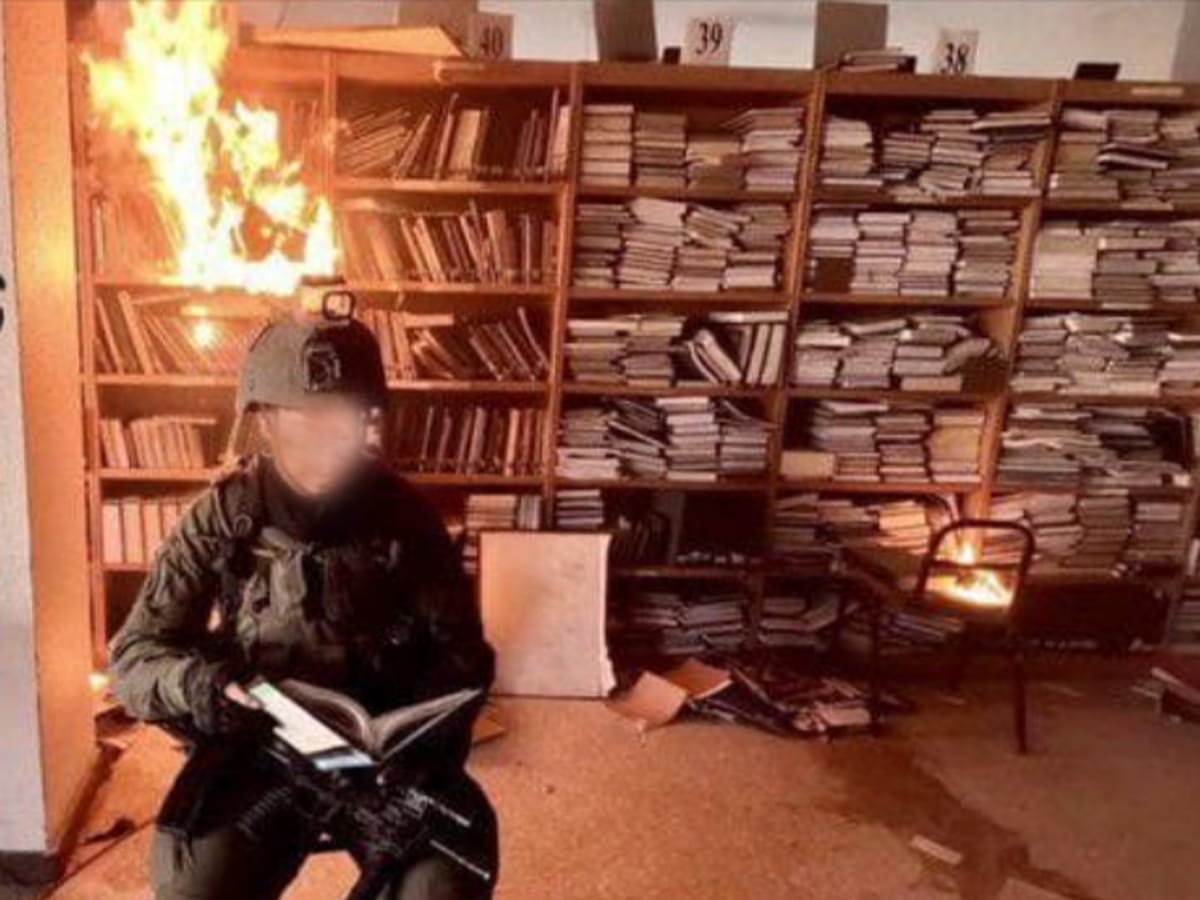 В соцсетях появились фотографии солдата ЦАХАЛа, стоящего на фоне горящих книг в университете "Аль-Акса" в Газе