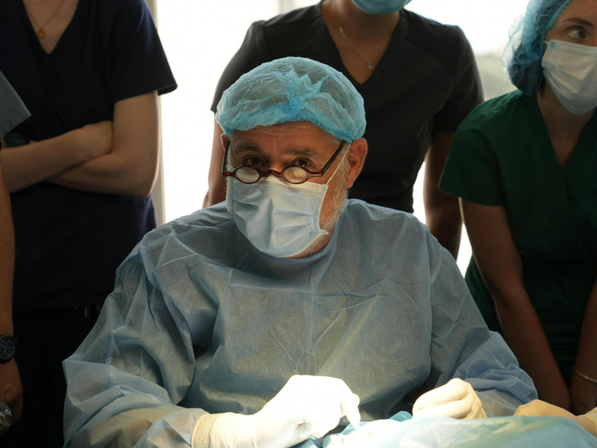 Хирург из Израиля провел 9 бесплатных операций на глазах украинцам во Львове