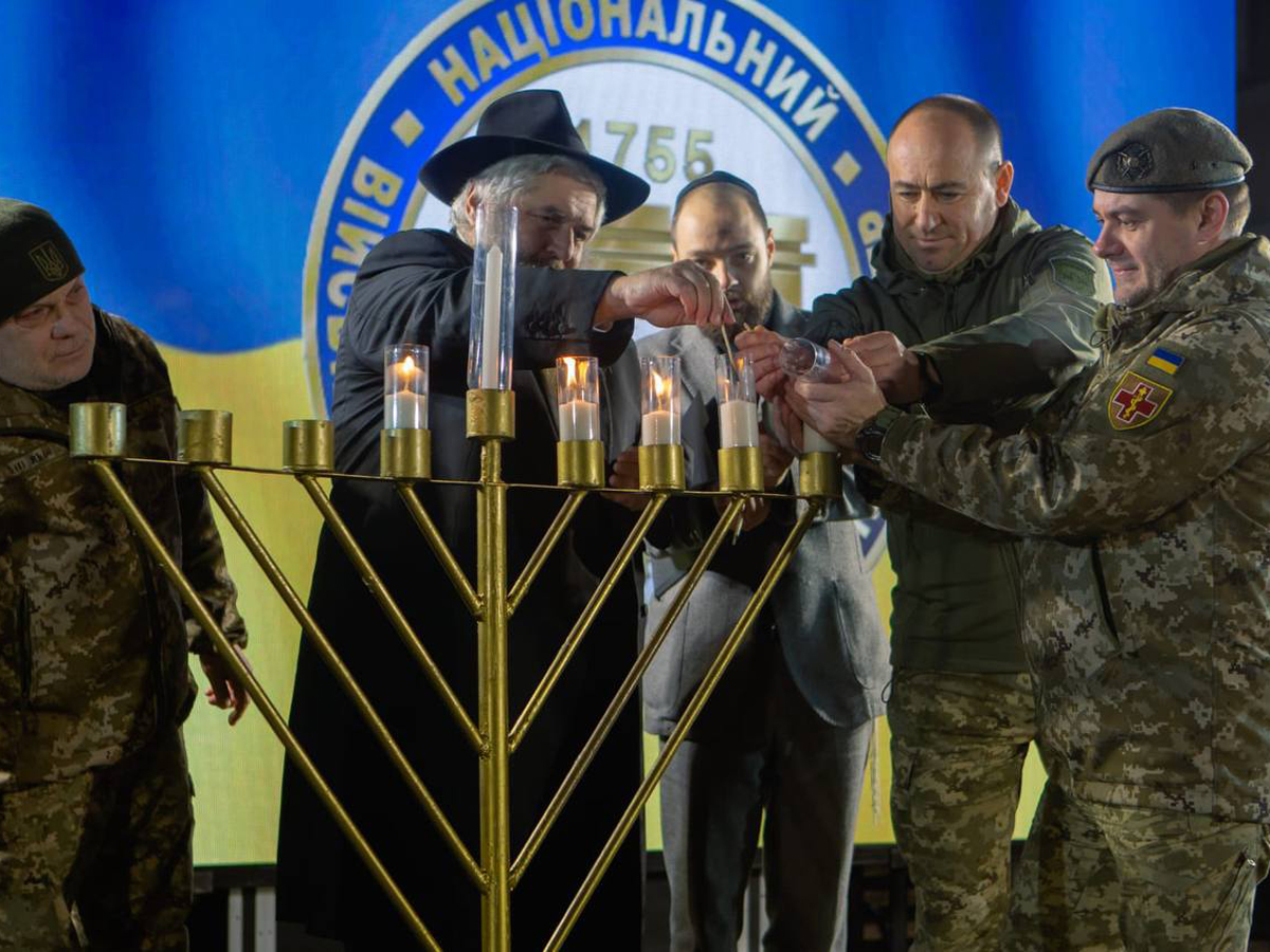 Свет Хануки озаряет "Главный военный клинический госпиталь" и Майдан в Киеве — символ веры в победу и благодарности защитникам Украины