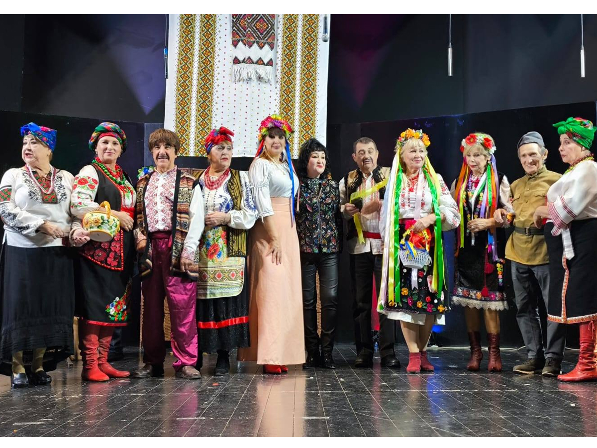 В Нетании на украинском: Народный театр "Шахарит" показал спектакль "Сватання на Гончарiвцi" по мотивам пьесы Квiтки Основьяненко - видео