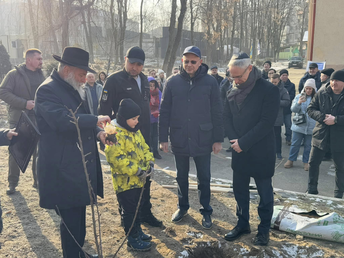 Шеф ГУР МО Украины Кирилл Буданов, главный раввин Киева Йонатан Маркович, посол Израиля в Украине Михаэль Бродский сажают деревья на празднике Ту би-Шват в Киеве, подчеркивая символику восстановления после российских атак