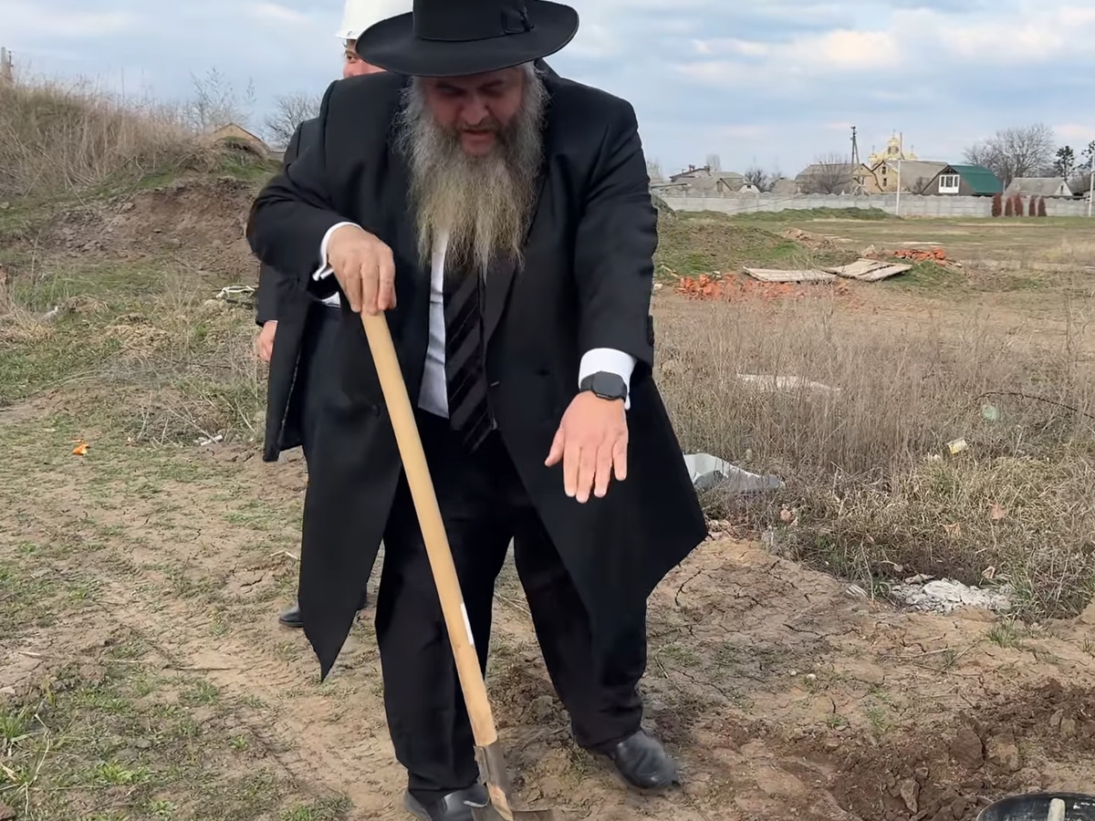 Главный раввин Украины Моше Асман в Анатевке под Киевом заложил первый камень для будущей бизнес-школы: важный шаг для развития Украины