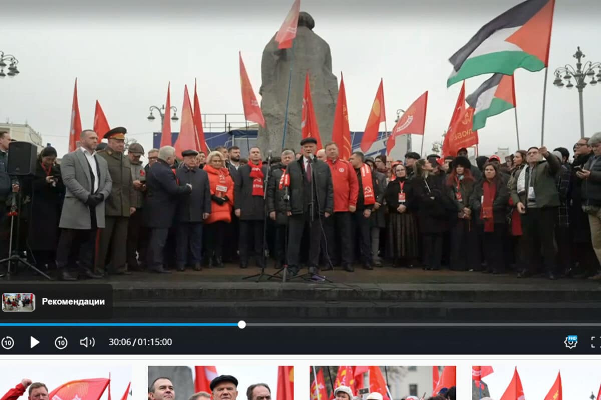 Под "палестинскими флагами" российские коммунисты, во главе с Зюгановым, провели памятную акцию в "108-ю годовщину Октябрьской революции"